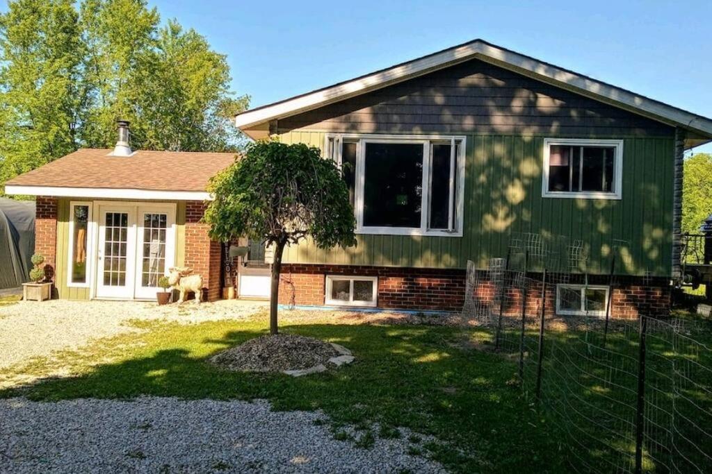 Family Friendly Cottage ☆Walking Distance To Beach Lion's Head Bagian luar foto