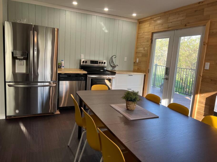 Family Friendly Cottage ☆Walking Distance To Beach Lion's Head Bagian luar foto